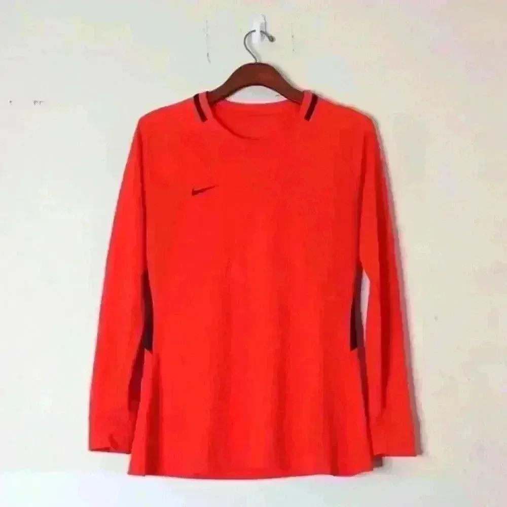 Nike womens T shirts 👕